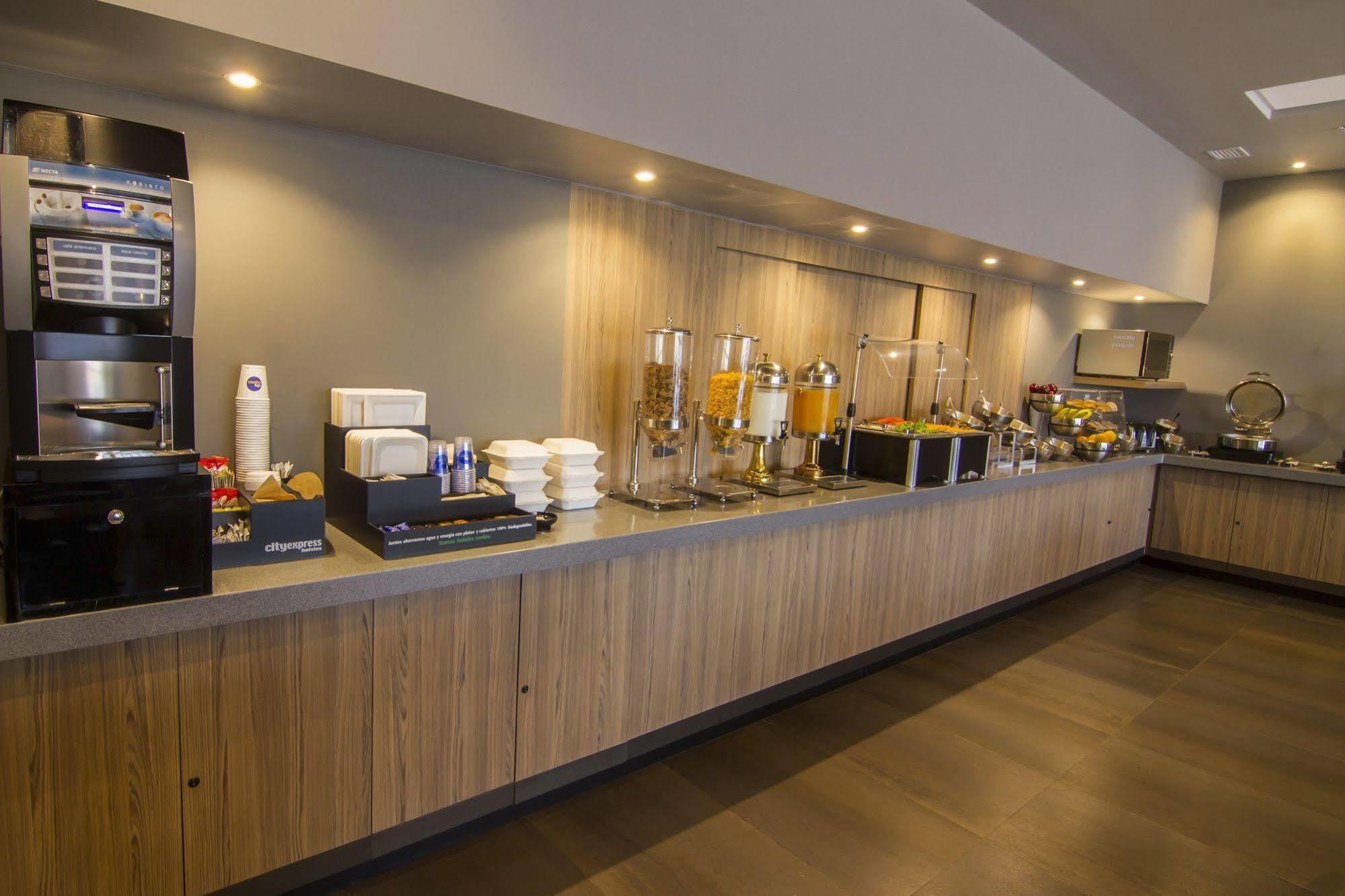 Hotel City Express Plus By Marriott Ciudad De Mexico Mundo E 3*